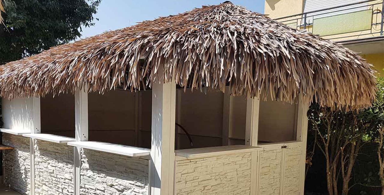 Shade made of synthetic palm