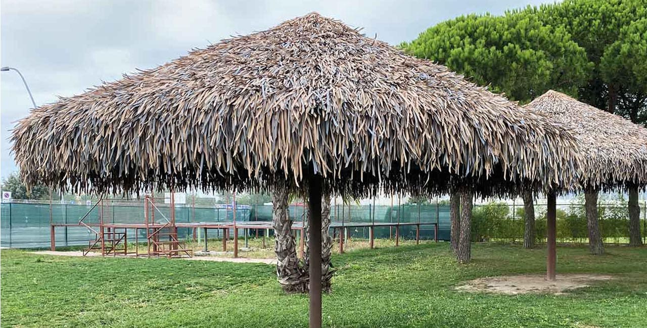 Shade made of synthetic palm